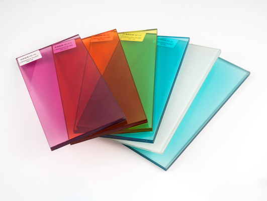 Vidro laminado com fio